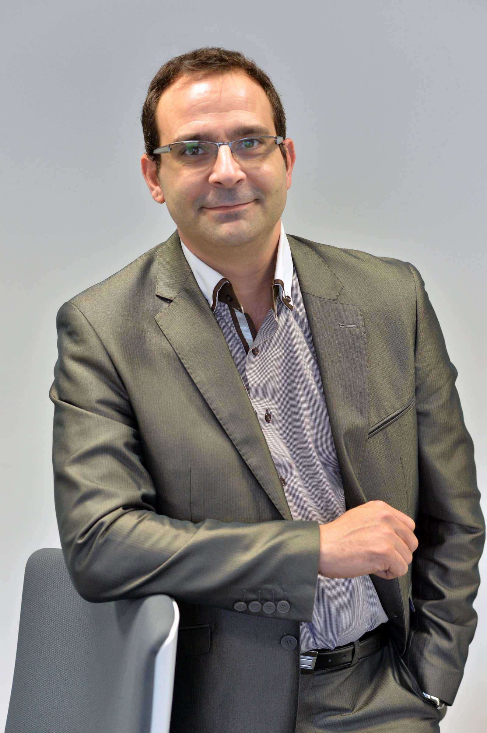 Carlos, fondateur de MGA Agencement — spécialiste en agencement sur mesure